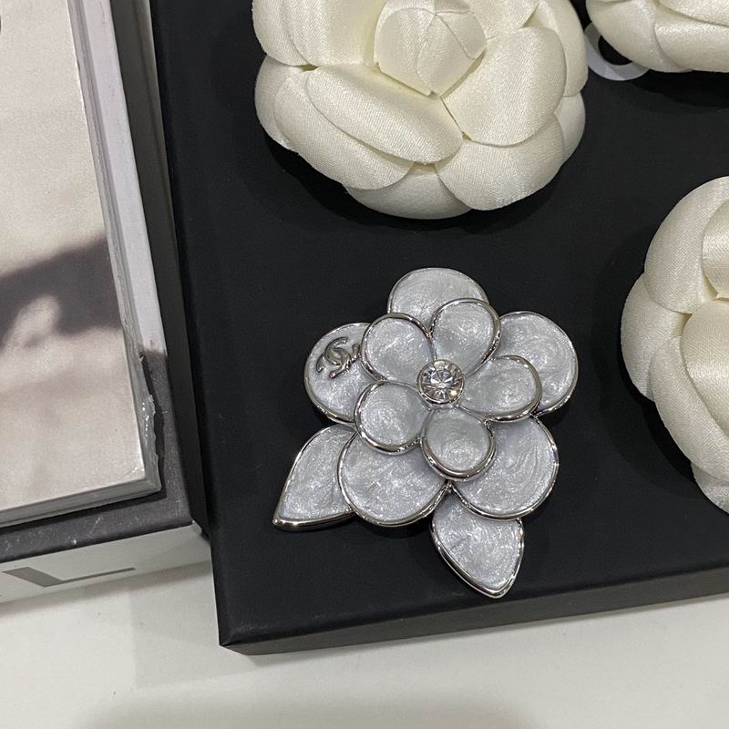Chanel Brooch 04yxs56